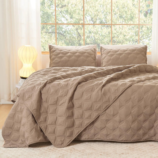 Litanika Oversized King Quilt Bedding Set 128x120 Inch Super King Taupe Comforter Bedspreads Lightweight Bed Coverlets Boho Bedding Cover Decor All Season3 Pieces (1 Quilt 2 Pillowcases)
